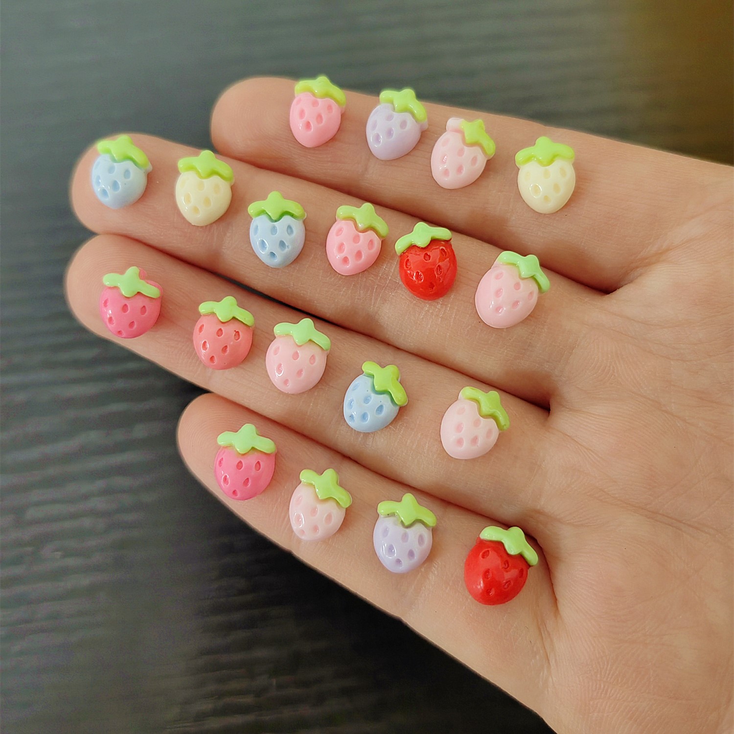 Flower Preservation Resin - 30 ชิ้น ของตกแต่งเรซิ่นรูปดอกสตรอว์เบอร์รี่ขนาดเล็กน่ารักแบบใหม่ สำหรับทำเครื่องประดับ ตกแต่งเล็บ ตกแต่งผม